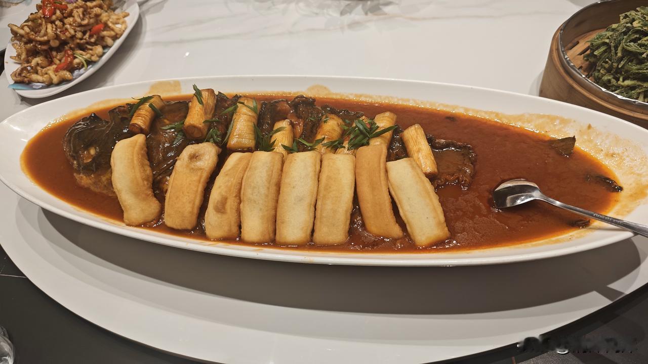 昨天老领导请客。这些菜还可以吧？基本上都是硬菜。老领导很够意思。