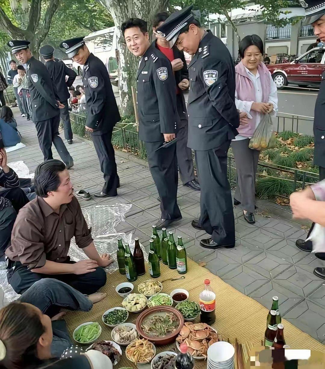 老巴沉稳口吻｜合肥话短视频口播稿（360字，适配9:16）这张经典老照片，拍摄于