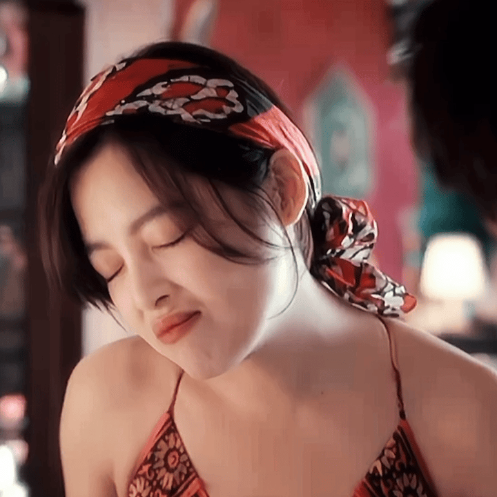 这姐一吃东西辛芷蕾本体就跑出来了，除了墨镜谁也管不住[捂脸]
