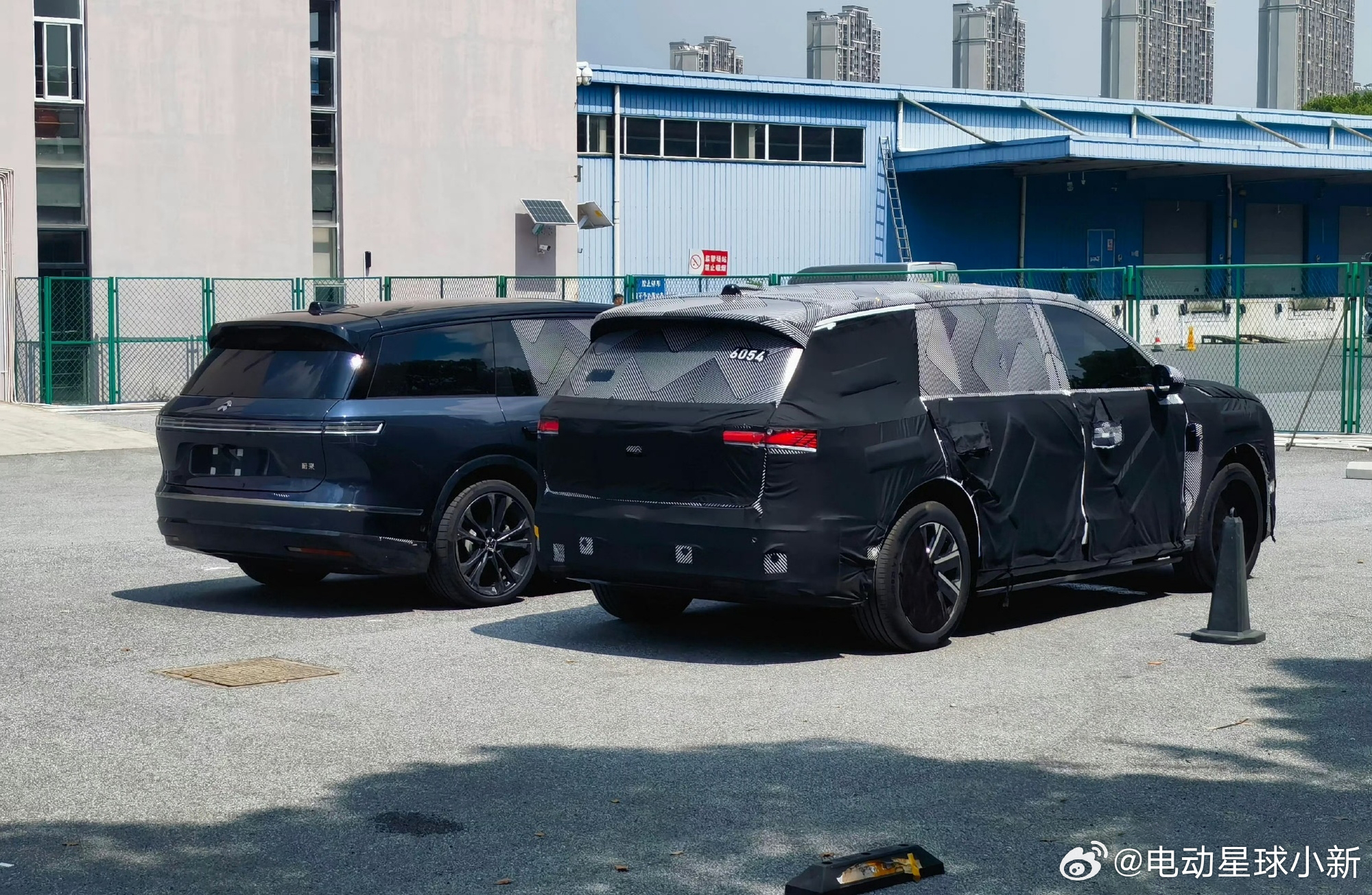 疑似蔚来 ES9 谍照[并不简单]旁边还停了辆 ES8，这样一对比，ES9 这个