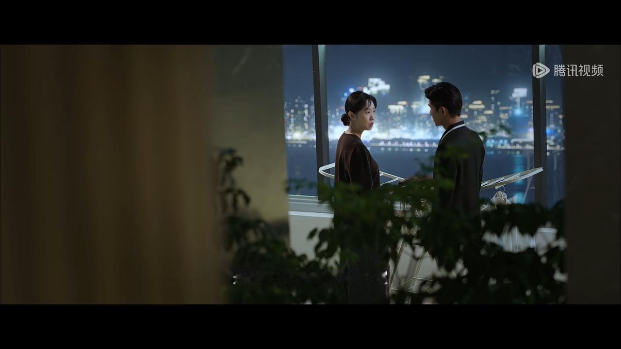 美人余卢慧和狄立人之间的对话就很有意思，卢慧天真的以为等了四年就可以等到前夫离婚