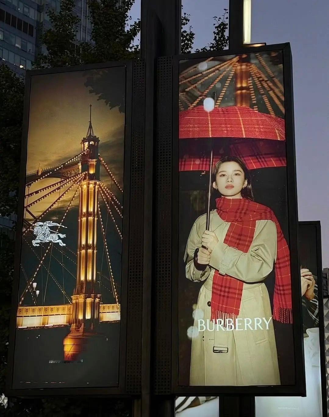 Burberry给张婧仪拍新大片了Burberry又给了仪拍了七夕大片，今年新春