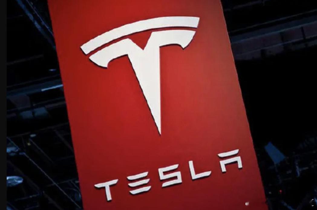 据彭博社记者马克・古尔曼援引知情人士消息，特斯拉正在为旗下车型加入苹果的 Car