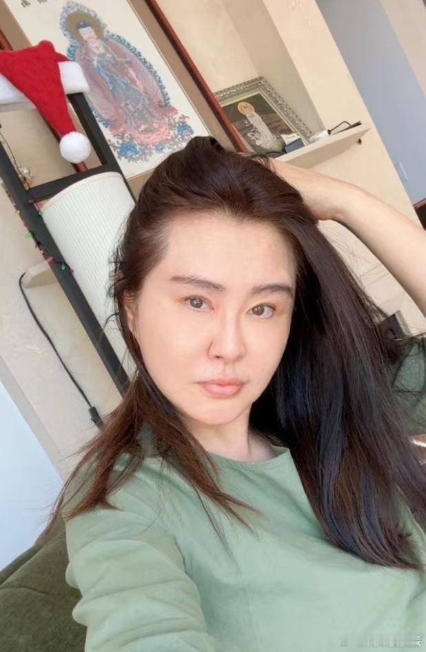 57岁王祖贤自拍照  57岁的王祖贤因为自拍惹来回忆杀。但自始至终，都觉得小贤不