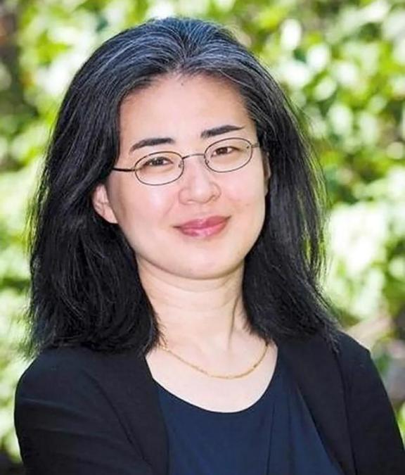 1999 年，28岁北大才女田晓菲嫁给53岁美国老头，父母差点被气晕，但田晓菲却