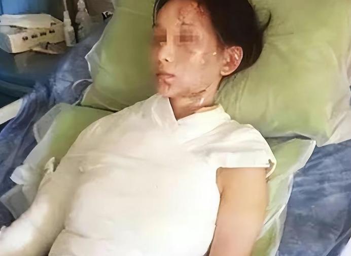 这就是嘴贱的下场！17岁火锅店服务员加汤慢了些，被女顾客一顿冷嘲热讽。谁也没想到