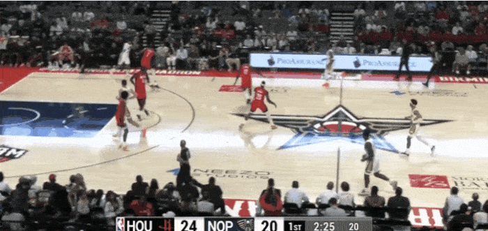 追身大帽！阿杜今天打得太积极了！
在今天NBA季前赛火箭对阵鹈鹕的第一节比赛中，