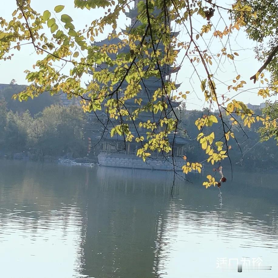 这个上联真是难对呀——上联：湖南湖北湖对湖， 下联：

上联：湖南湖北湖对湖， 