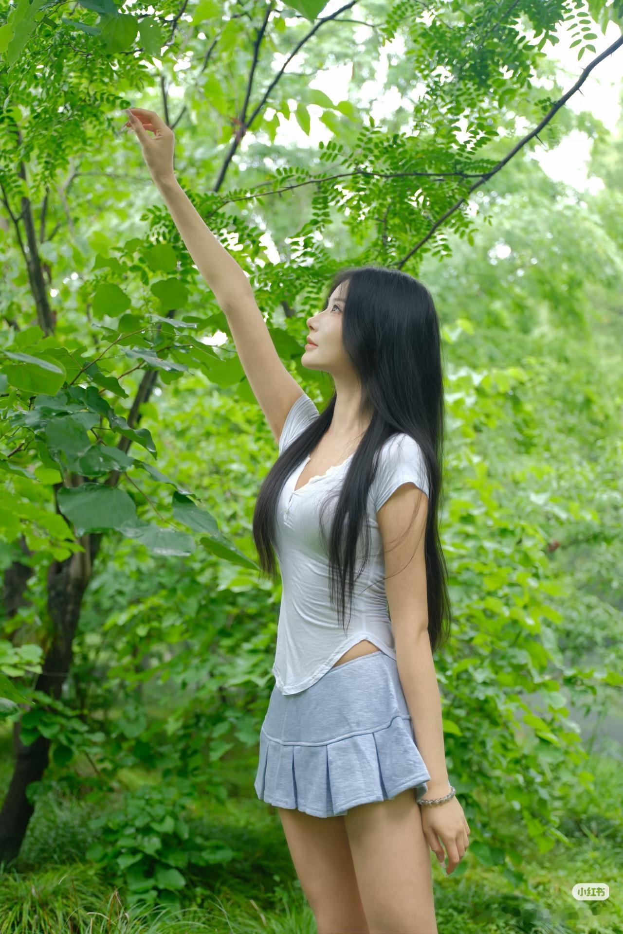 绿树阴中人影长，轻抚枝头意自凉。