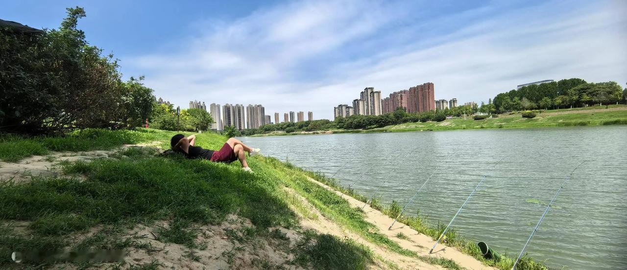 坐在河边，看人钓鱼，等鱼上钩。

虽然天气预报显示今天的室外温度最高可达40度，