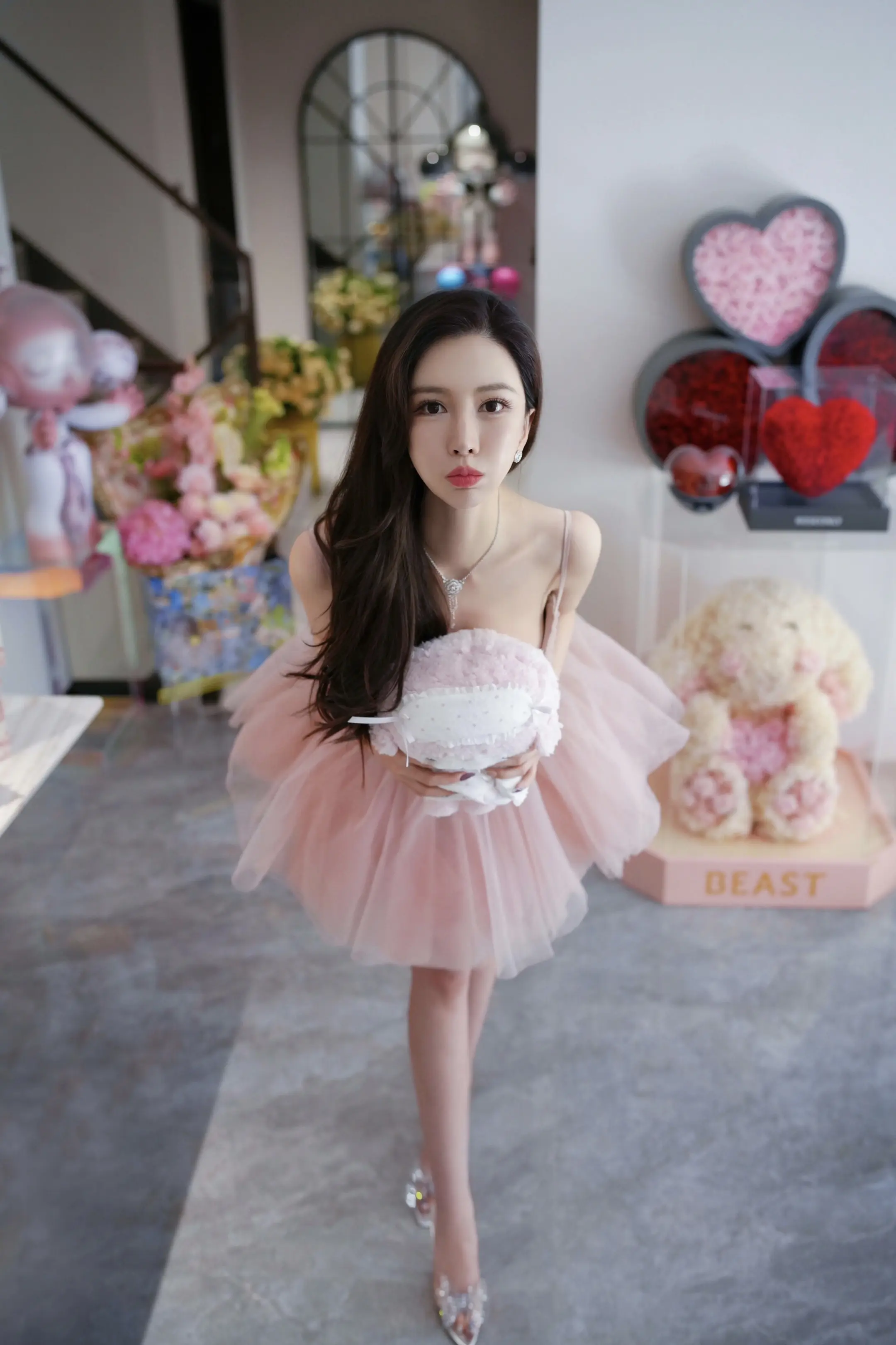 去爱一个能让你爱上世界的人👗💕💕 因为你值得的不只是爱情🌸💕...