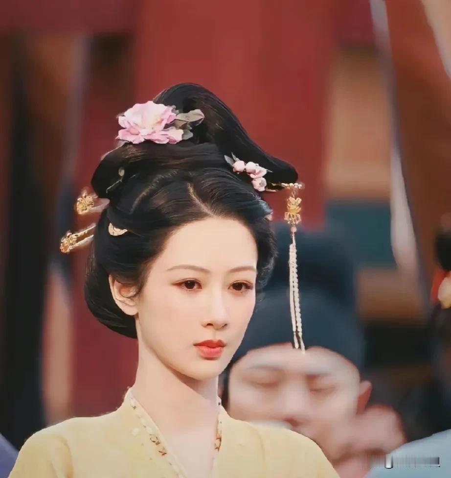 杨紫《国色芳华》的剧透照片真的美出新高度了。
唐代妆发特别考究，据说唐代贵门女眷