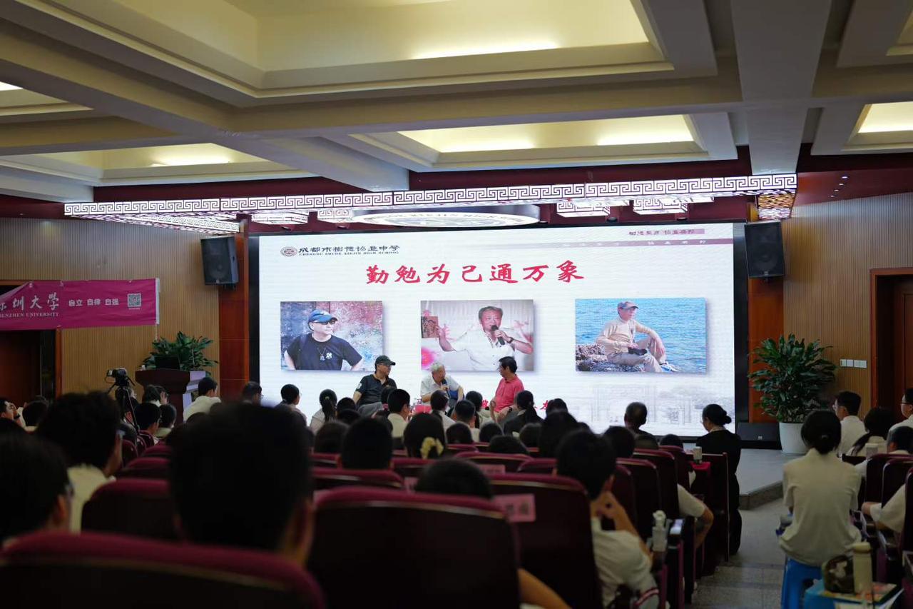 方言文化讲座进校园，三位作家、编剧、导演畅谈“成都话”背后的故事。
图文：马宁