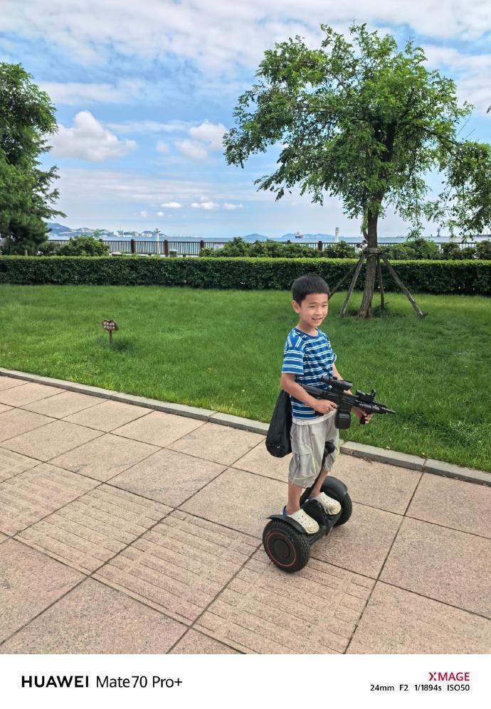中年男人不容易啊
上着班还得抽出一小时陪他玩枪战[捂脸]
玩完了跟妈妈一交接，我