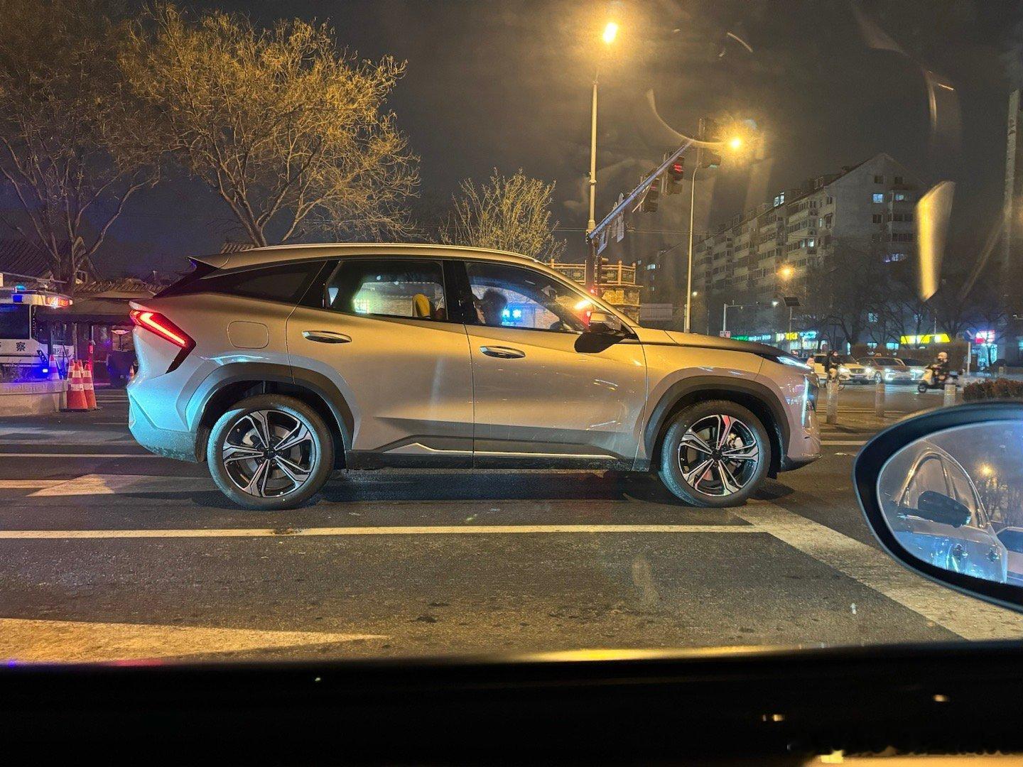 我现在看街上的国产车，感觉自己就是个车盲，啥也不认识。[允悲]#凯文聊车# ​​