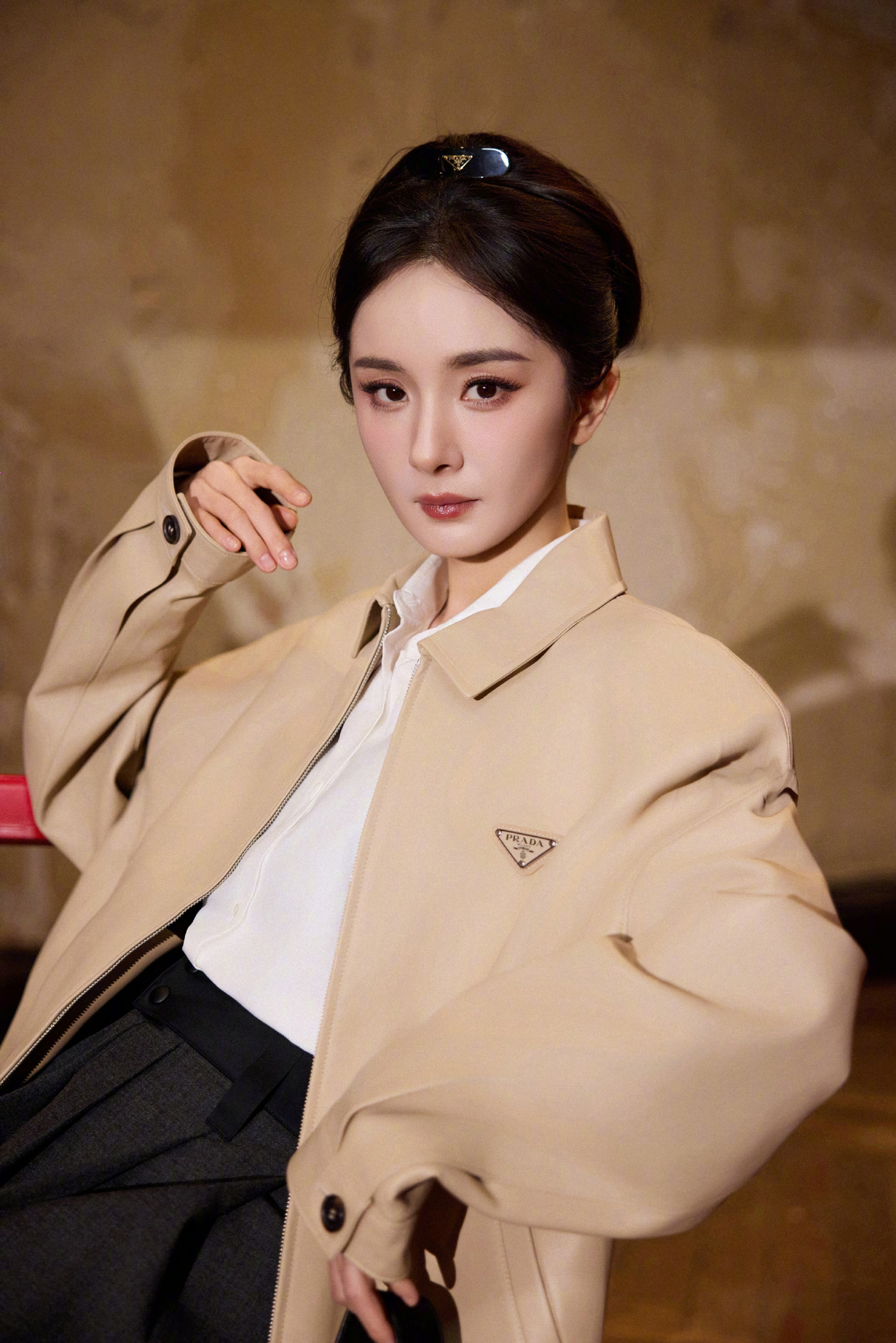 没人比杨幂更懂眸略杨幂太美了呜呜呜，哪怕她只是静静地站在那里，就能立刻成为全场的