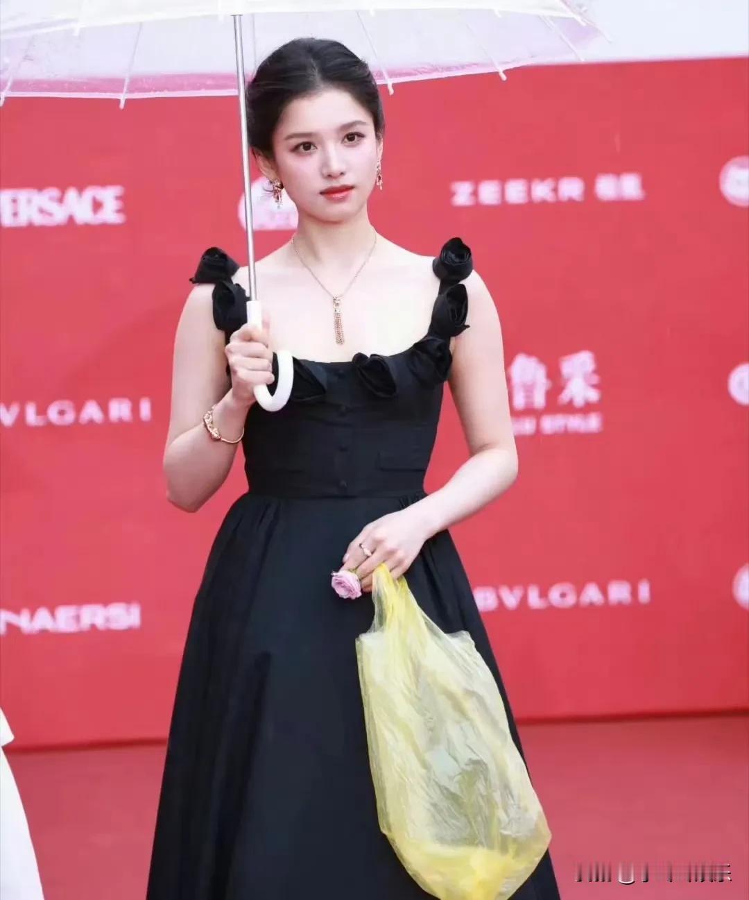 绷不住了家人们

太离谱了

张婧怡手里拿的这个居然
是巴黎世家新款的手袋

一