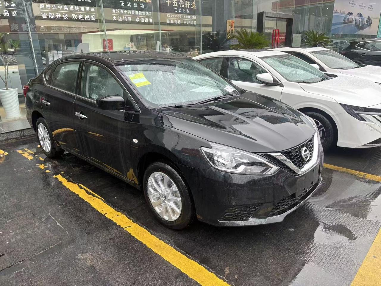 经典版的轩逸造型还是挺耐看的，尽管大灯是卤素的，也没有过多的配置，但是线条相对来