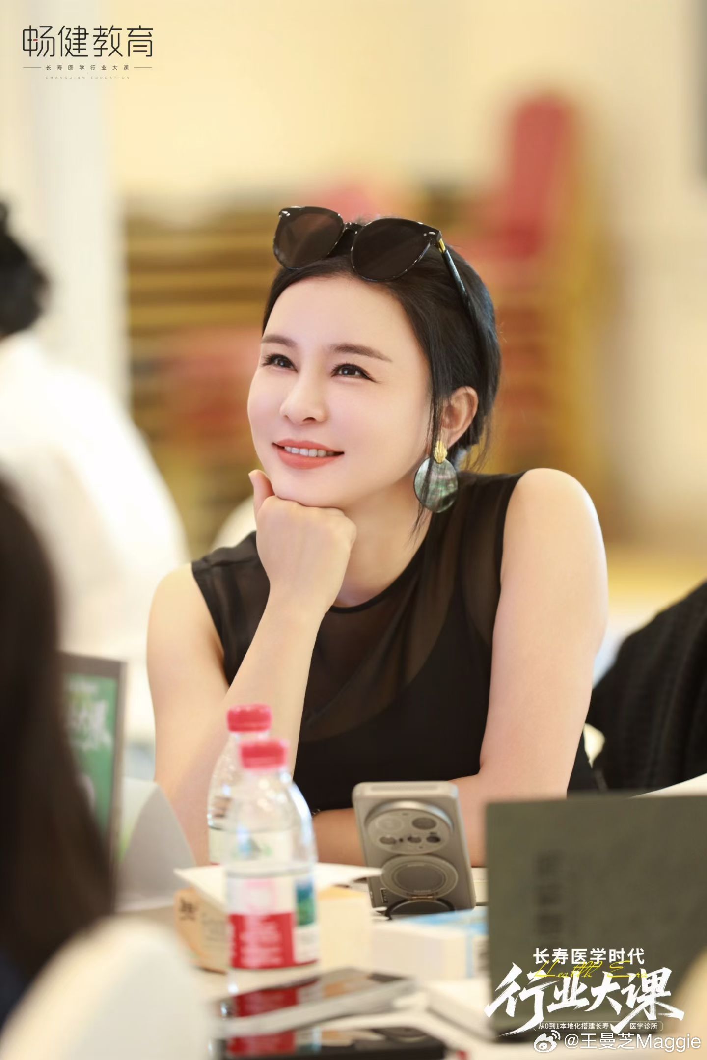 莫名其妙的自信，无可救药的乐观，纵身一跃的勇敢，千锤百炼的坚韧。 