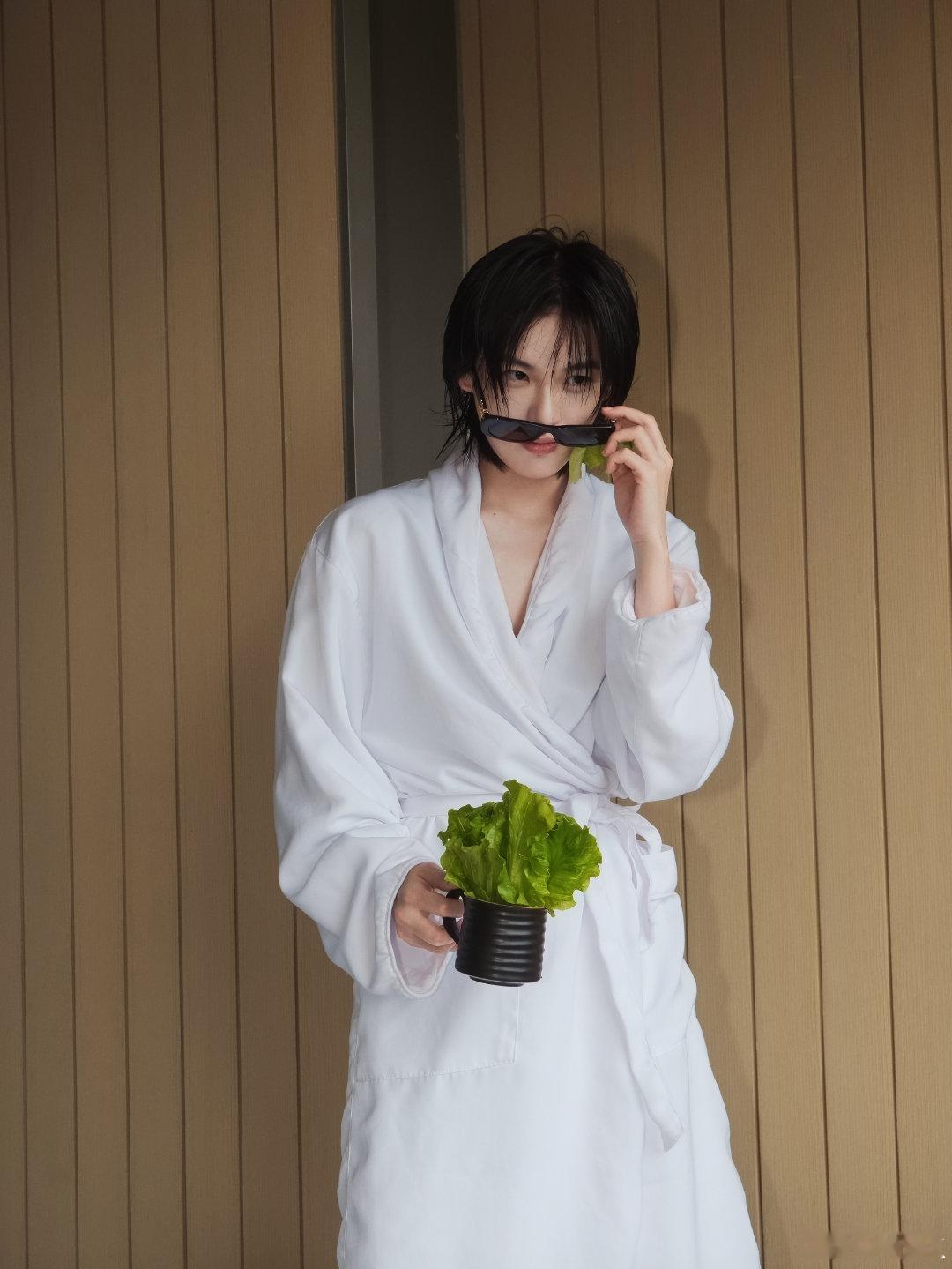 陆柯燃不语只是一味going我陆柯燃浴袍照  陆柯燃浴袍照来啦！ ​​​​湿发、