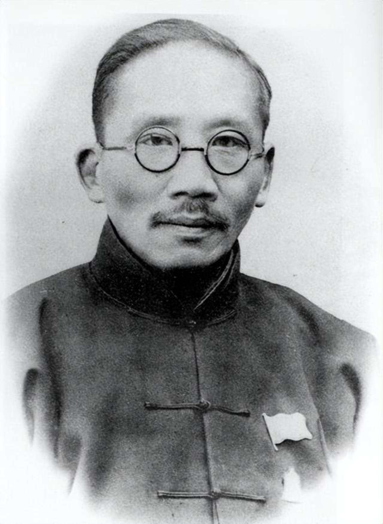 进一步认识蔡元培，内心惊愕。
这个人身材矮小，清瘦单薄，手指纤细，看上去文质彬彬