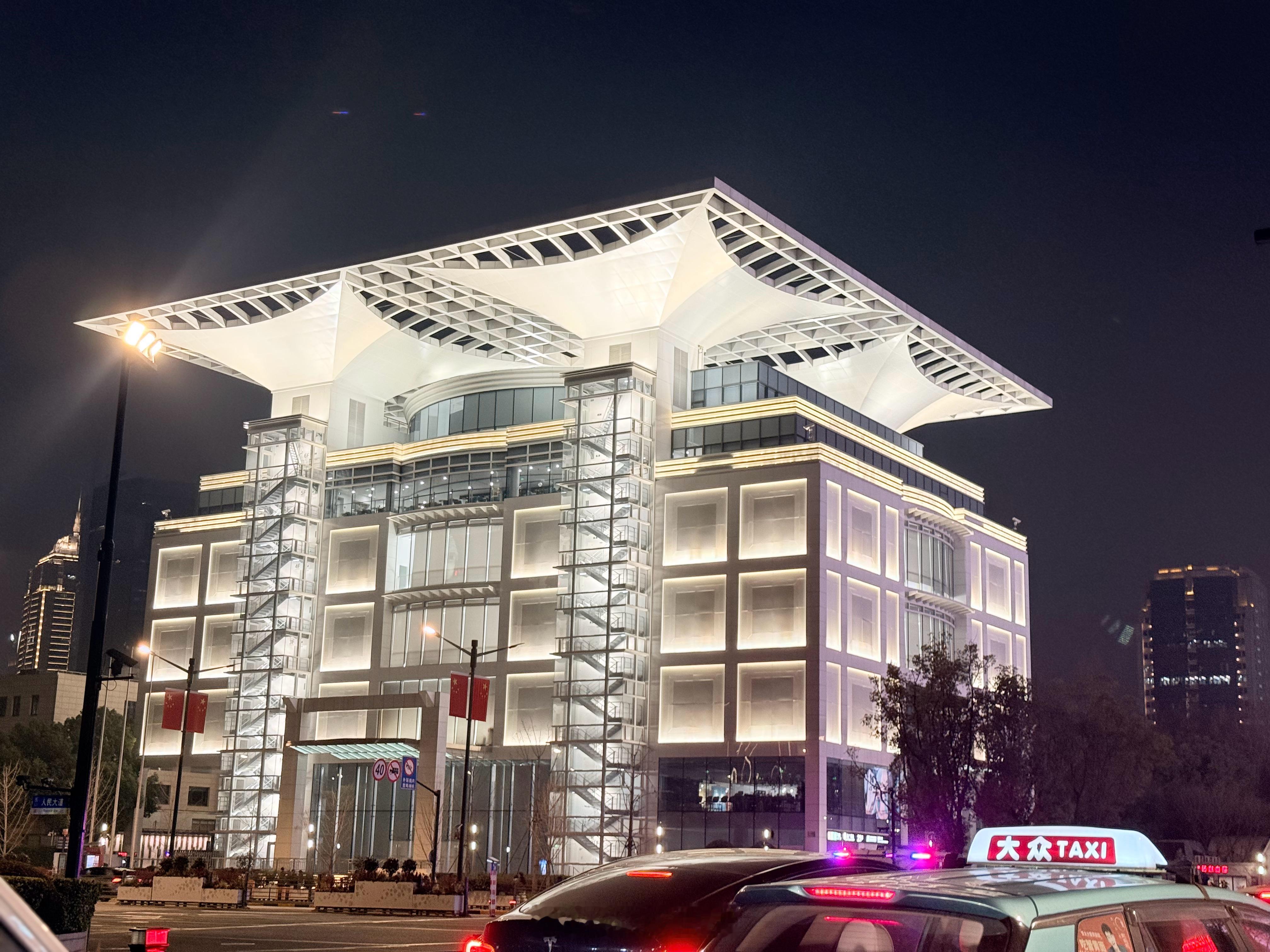 上海果然还是洋气些，高楼大厦都好漂亮、富丽堂皇的，路上随便拍一栋好看的建筑，你们