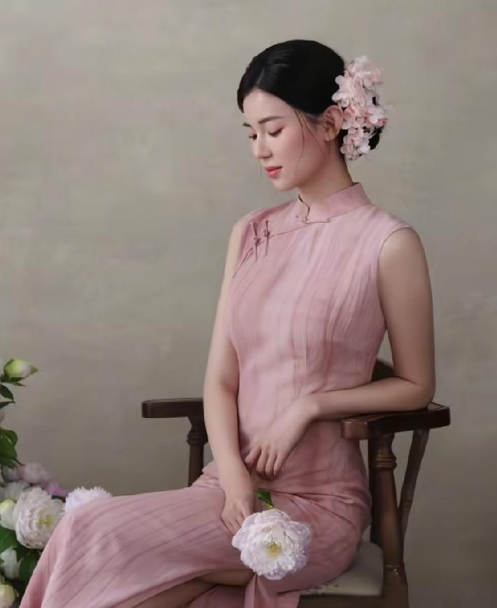 说实话，帮王添艺拍照的摄影师，水平一般，他完全可以拍得更美些，还没有把王添艺的美