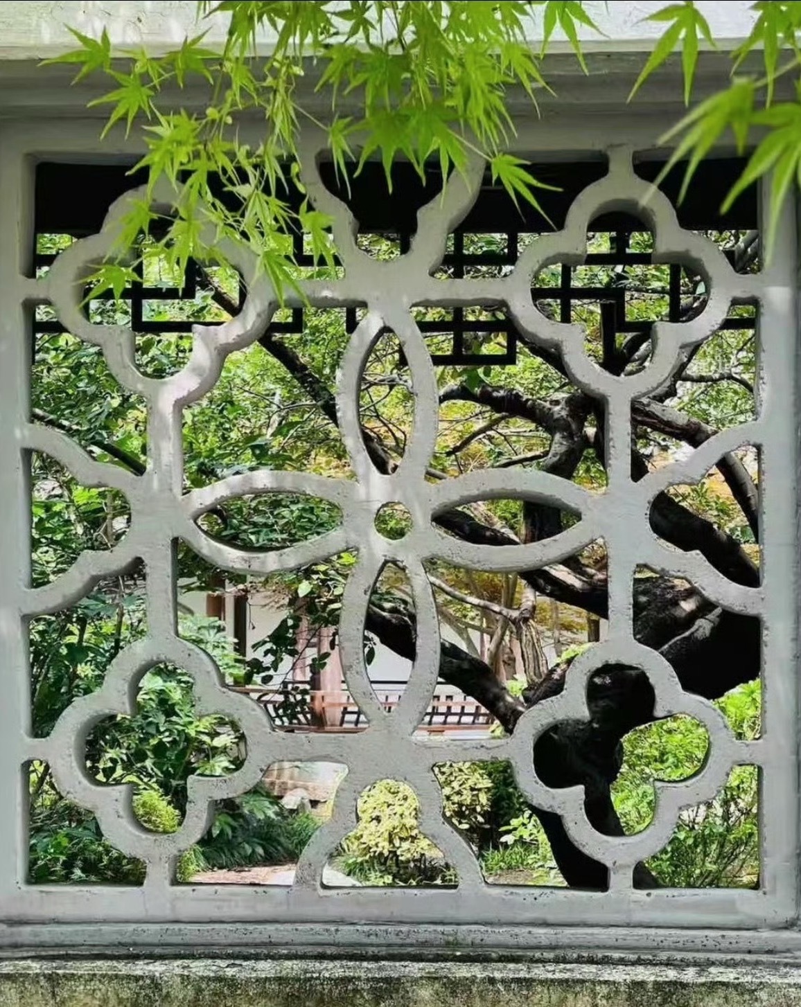 鸭血粉丝店也遭LV起诉活不起，是我们中国常见古典纹样，满大街都是，公厕上的近似纹