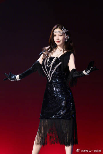 阚清子发照片留念五公舞台 阚清子发照片留念五公舞台，用百老汇新风格书写舞台新篇章