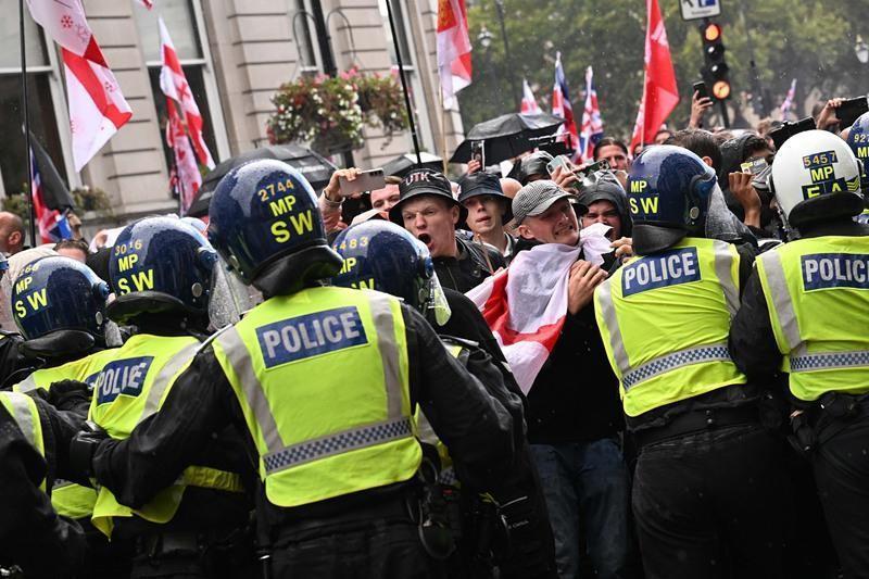 [太阳]英国也陷入混乱！超10万人参加伦敦右翼反移民抗议活动，举着牌子高喊“送他
