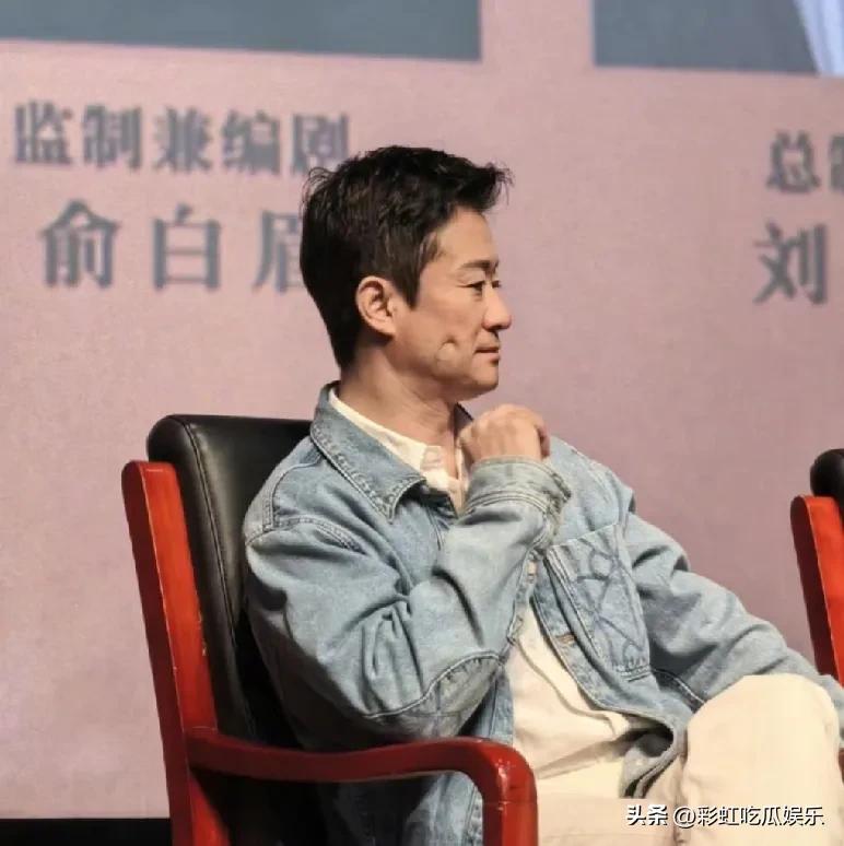 吴京的脸水肿严重，一按一个坑，其实这是气血不足，他应该是拍戏时长期熬夜，身体亚健