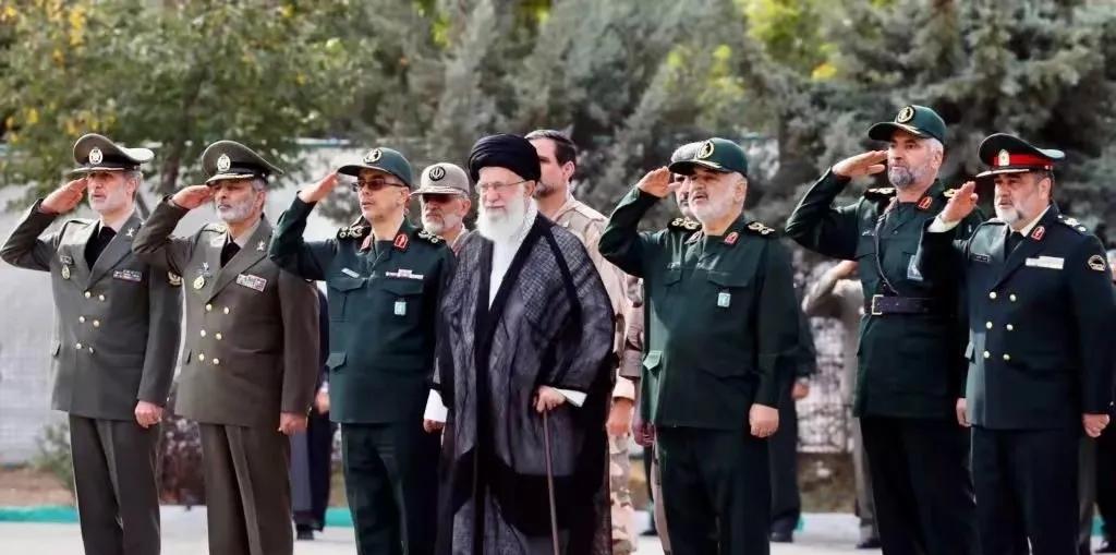 哈梅内伊的教士军队太有钱了，顾虑多了，现在的处境也是自己一步步退让所致，在以色列