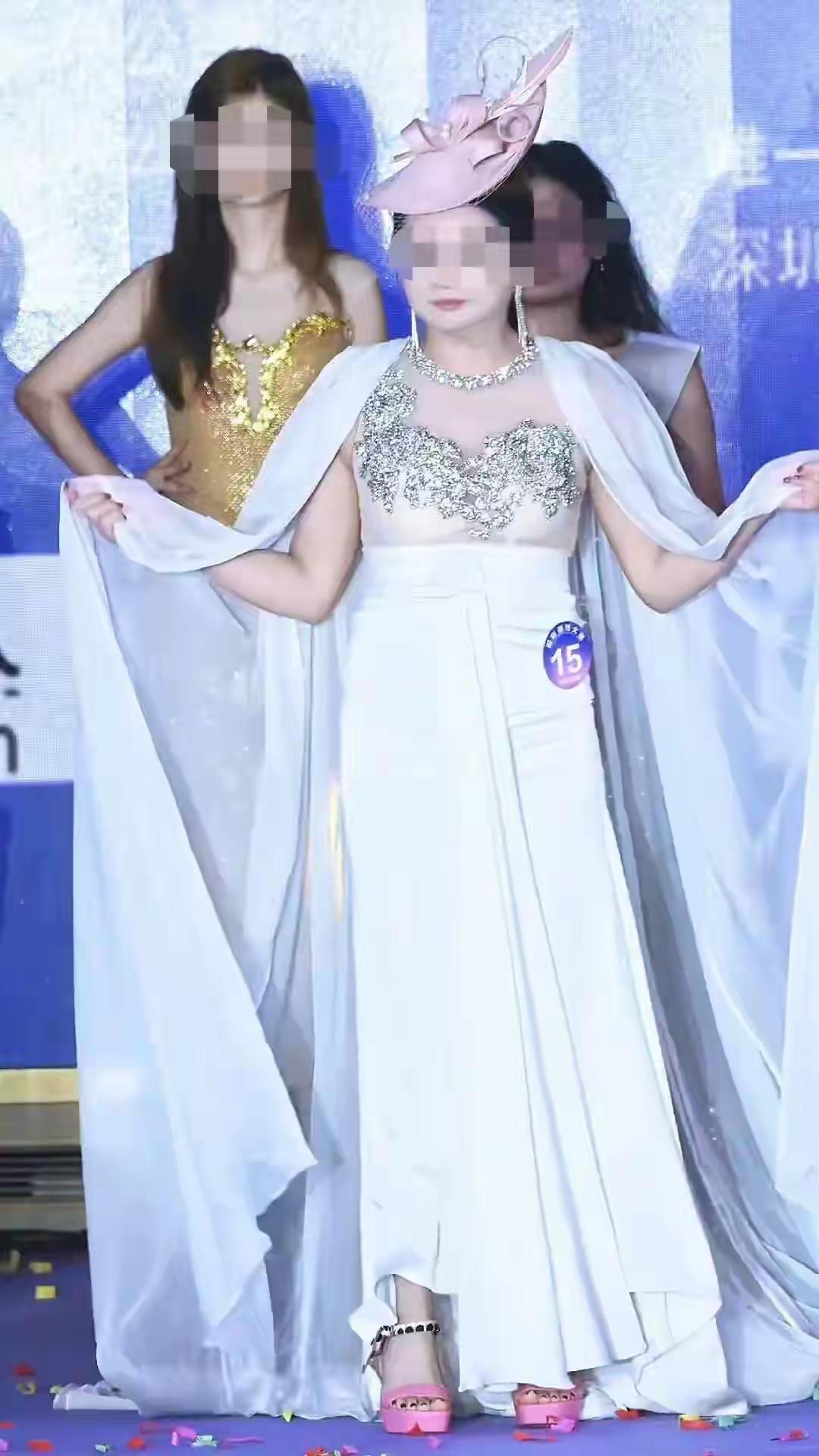 突发，最近“国际模特大赛”闹了个大笑话。11月16日颁奖时，15号选手举着女模组