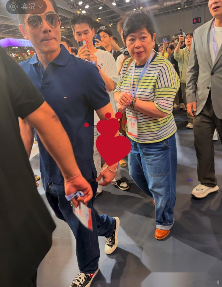 60多岁的小美，还在给天王当助理。 跟前跟后，拎包看路。 有人夸她忠心，跟老板一
