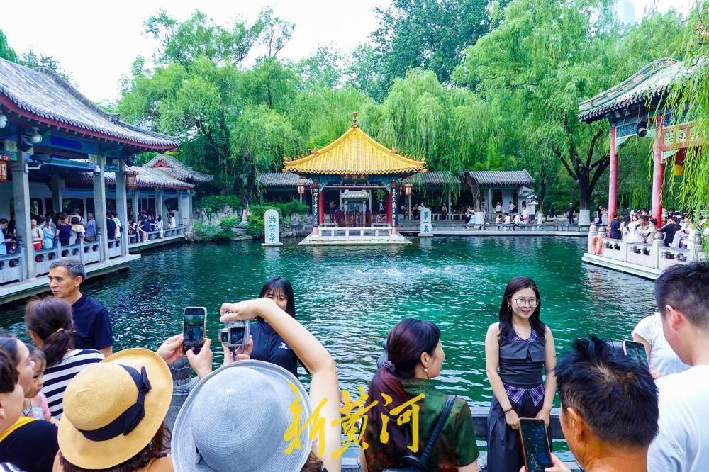6月25日，随着毕业季和暑期旅游高峰临近，泉城旅游市场持续升温。在趵突泉公园，从