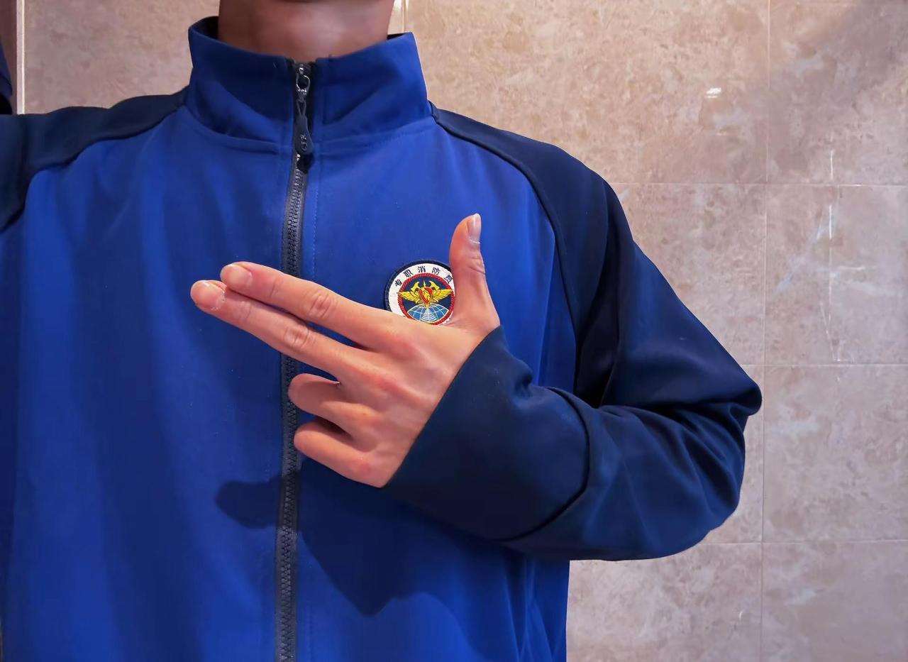 没有什么英雄，只不过是换了一身衣服而已火焰蓝 青春的样子