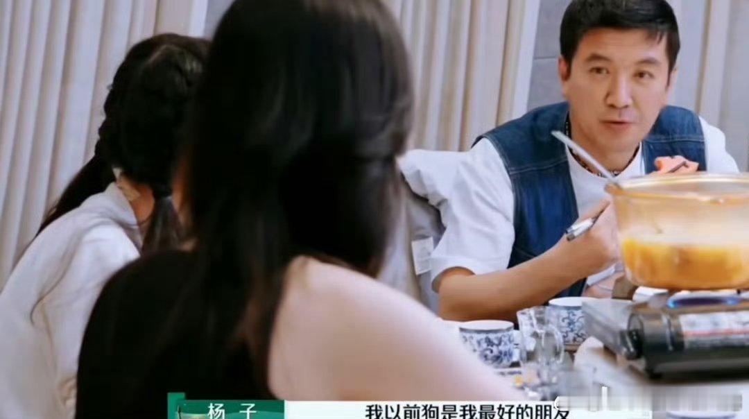papi酱 是狗把他带大的吗 Papi酱真的太有梗了！杨子说起奶奶去世后狗成了生