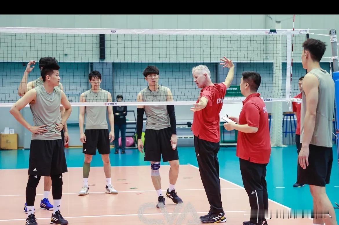 #排球资讯# #中国男排# 
中国体育报报道中国男排训练公开课——海宁把快乐和激