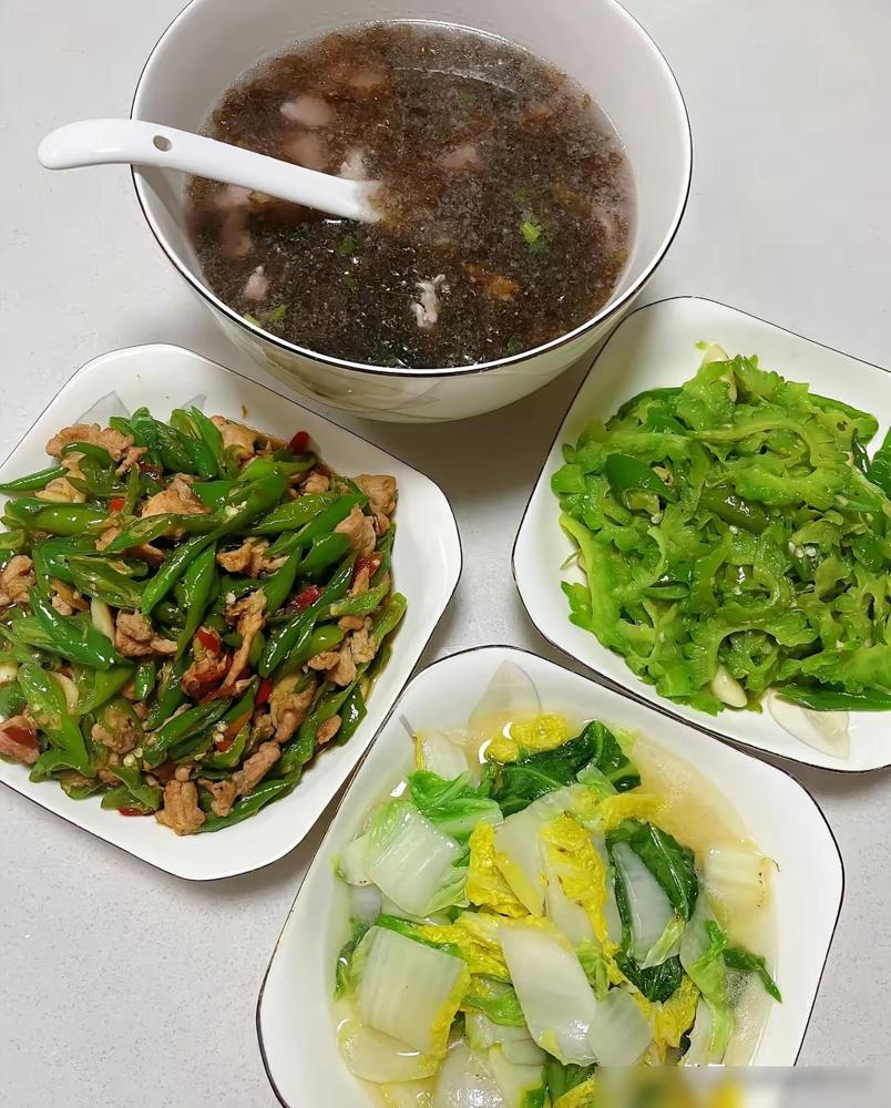 太气人了每个月给婆婆3000的生活费，每天早出晚归的，加班回到家，就做这几个素菜