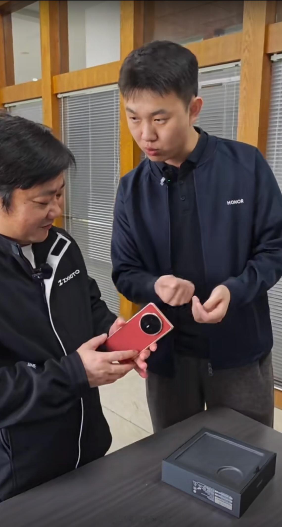 荣耀这速度也太快了！张老板都已经用上荣耀手机了这不就是最新的荣耀Magic V6