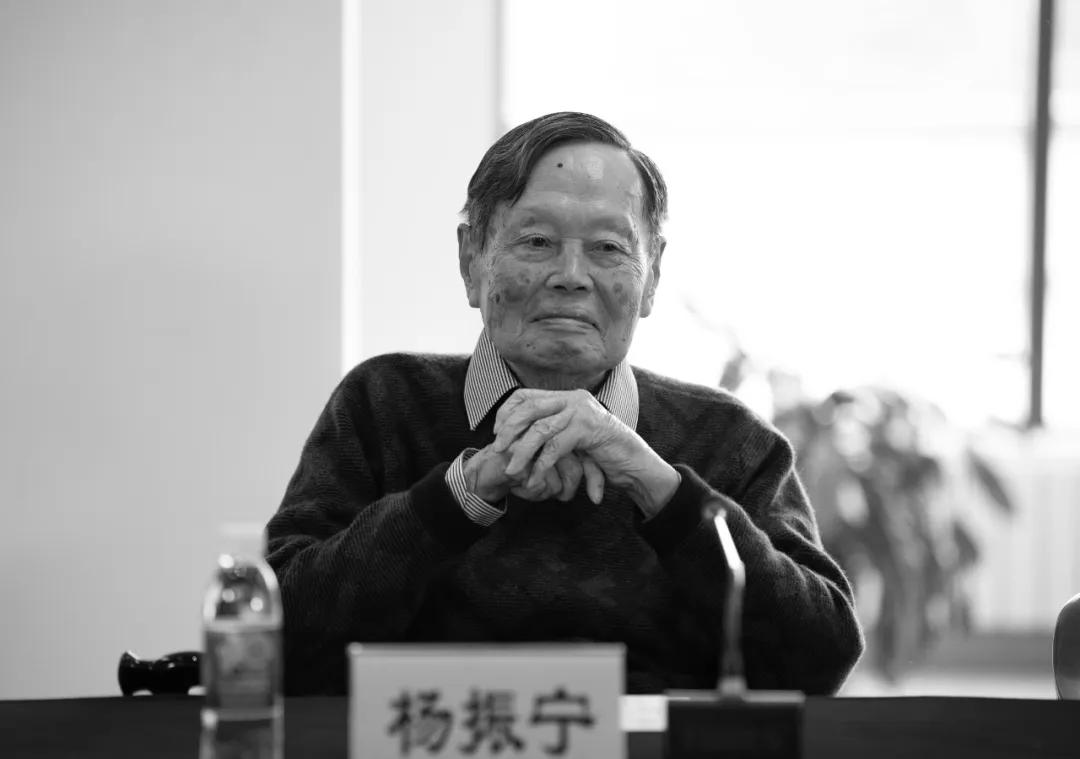 为啥我们欠杨振宁一个道歉？网友：堪比牛顿和爱因斯坦的人物！
就凭杨振宁反对中国花
