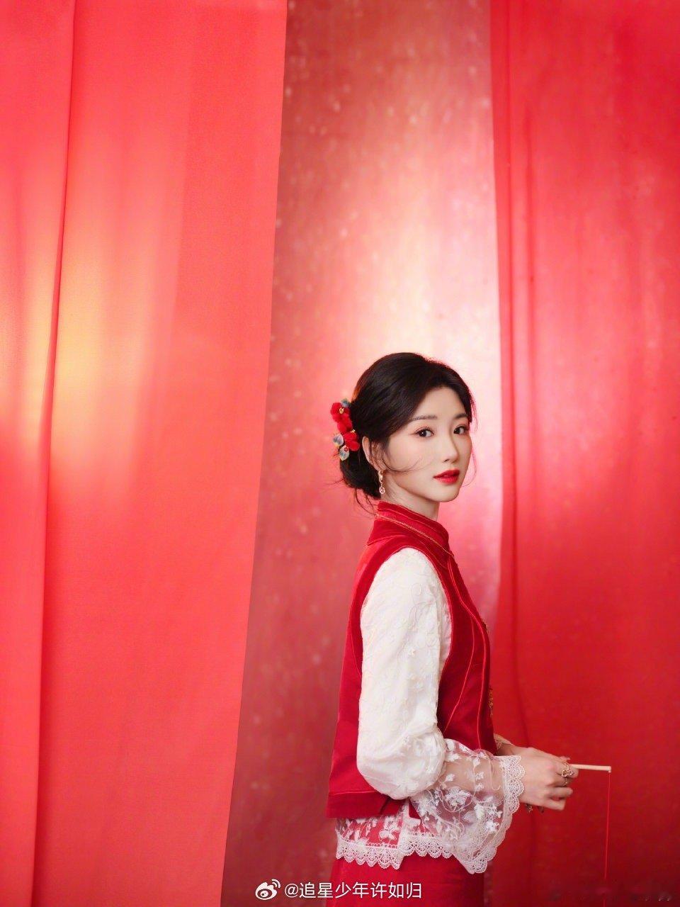 毛晓彤生日过年一起快乐 毛晓彤除夕生日也太特别了！红金刺绣配白纱，把年味穿在身上