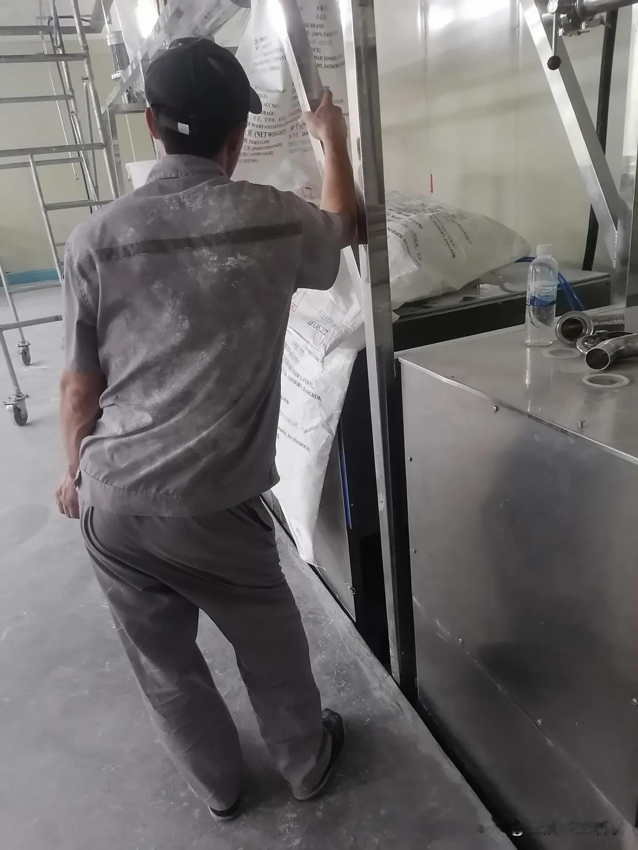 这是谁家的儿子。
这是谁家的丈夫。
这是谁家的父亲。
当全国人民都在庆祝端午节的