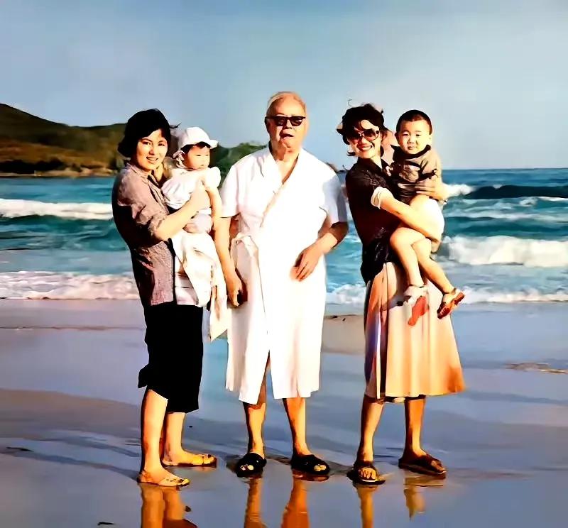 照片摄于1978年的某海边，叶帅时年81岁。画面中除叶帅外，还有两名女性亲属：一