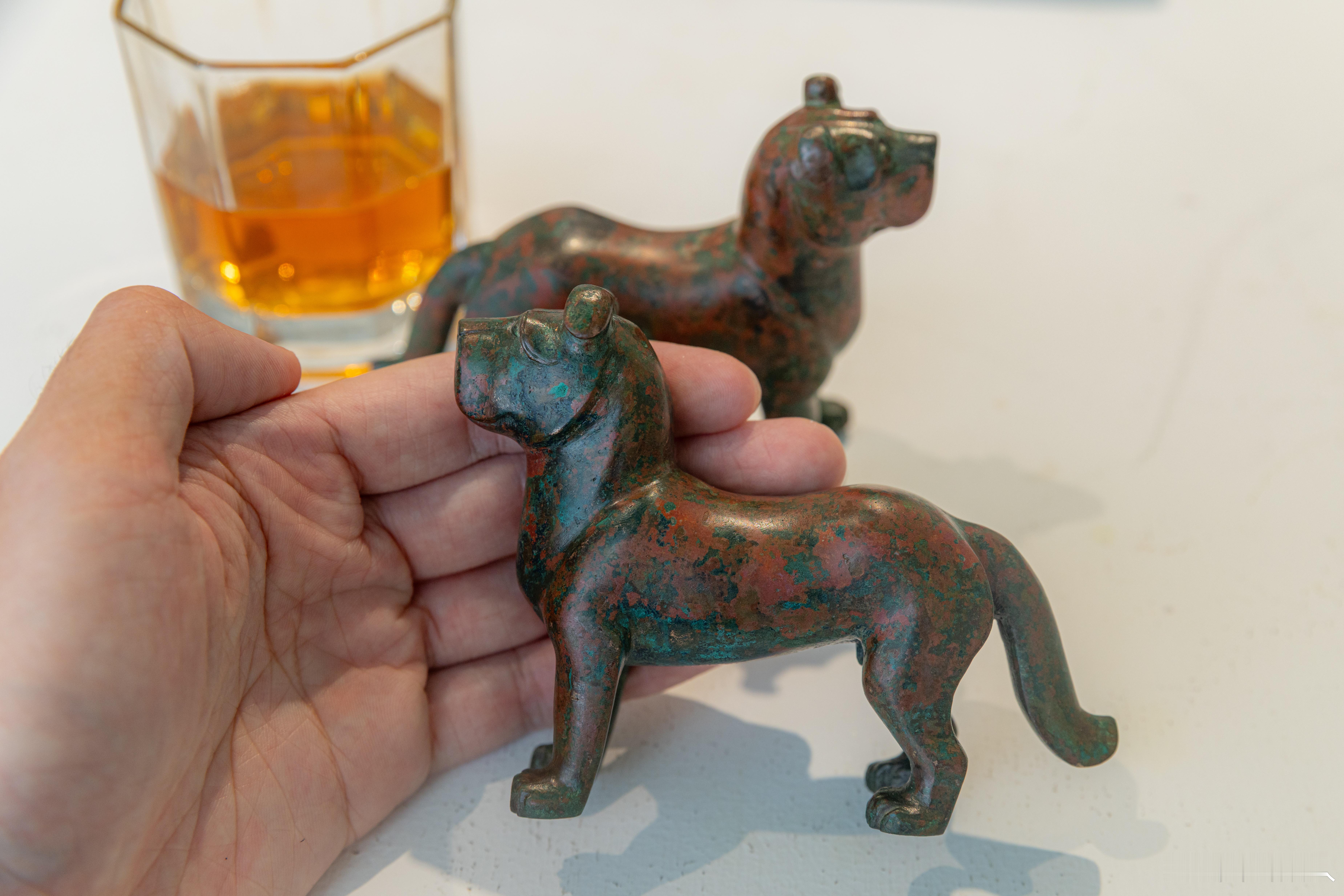今天上手了古天一春拍的这对铜狗，和博物馆常见到的陶狗一模一样，但是青铜想做的这么