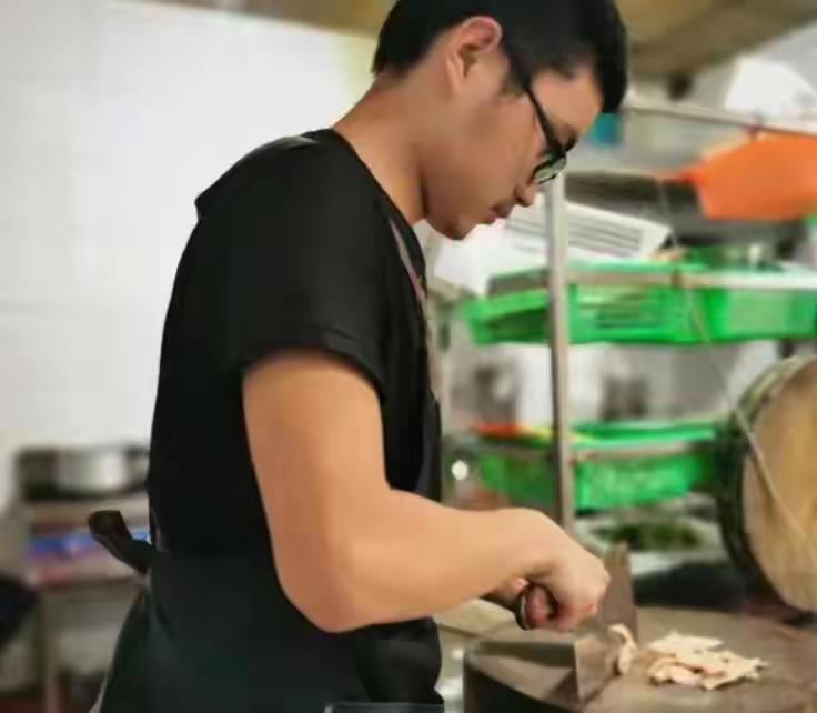 “最惨高考生”陈亮，母亲和哥哥离世后，父亲在高考前一天离世。孤儿的他，在殡仪馆和