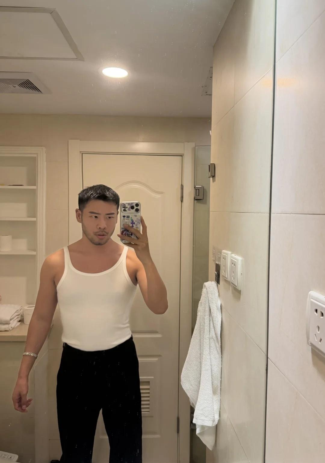 洗漱台拍个照🧺🛁🚿
镜子有点脏 强壮的男人 健身毫无训练痕迹