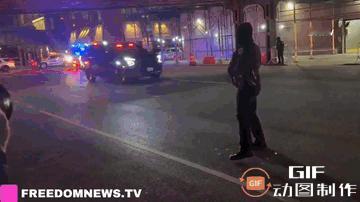 载有马杜罗的车队，
已抵达纽约曼哈顿下城的禁毒署办公室

高举“抓毒贩”的旗子，