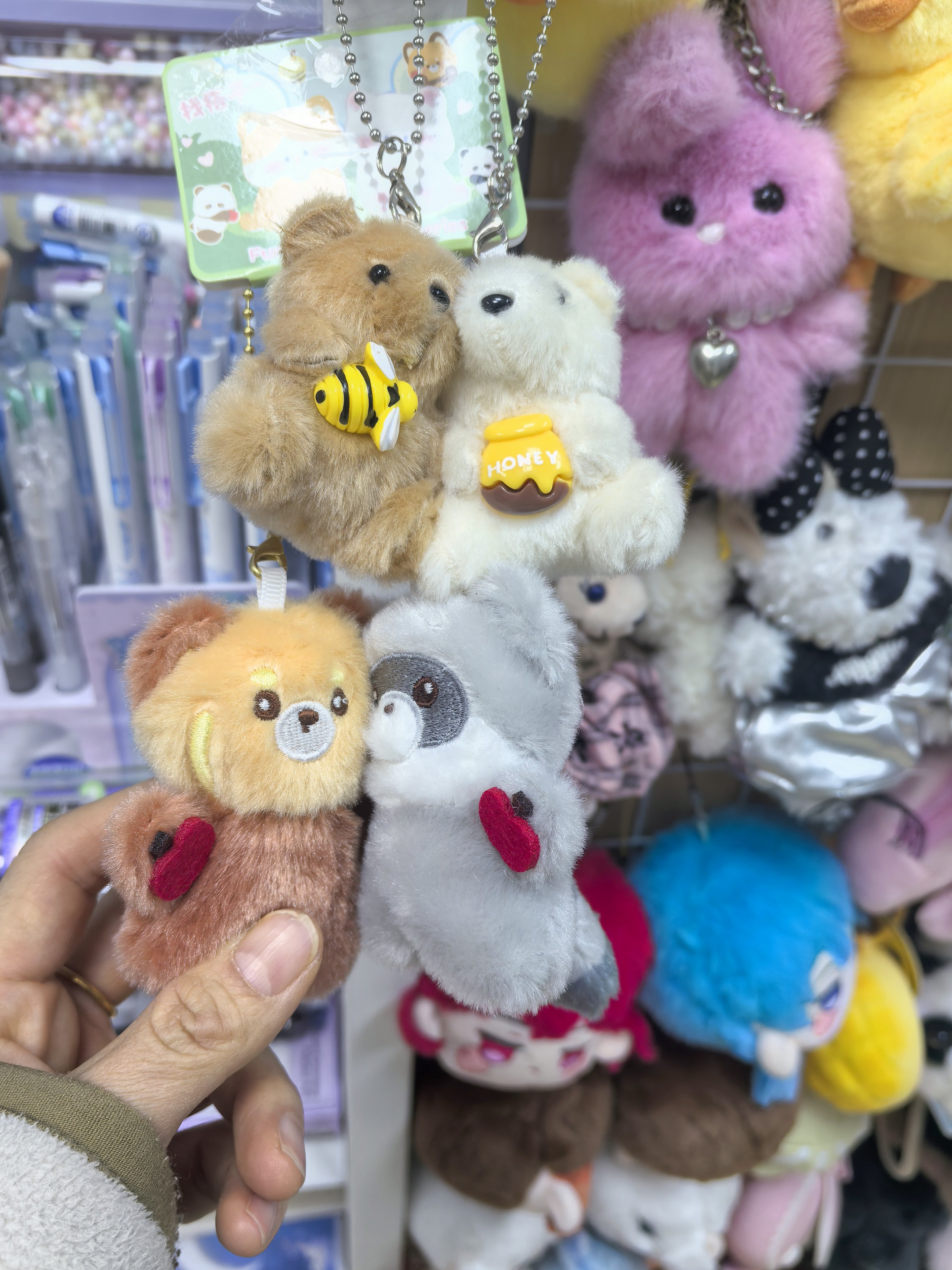 我又来学校门口的小卖部淘东西了！五花八门的可好玩了~给娃买点我自己想玩的~大宝的