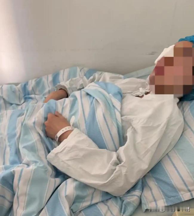 浙江瑞安，一对六年级男女同学课间发生冲突，42岁女教师劝架时，对女生说了句“打架